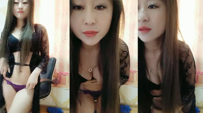 骚熟女紫色内裤诱惑，湿漉漉的私处若隐若现